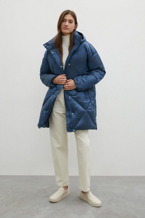 Пуховое женское пальто на молнии с съемным капюшоном. Модель oversize, прямого с. . фото 2