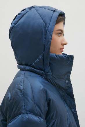 Пуховое женское пальто на молнии с съемным капюшоном. Модель oversize, прямого с. . фото 7