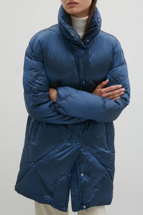 Пуховое женское пальто на молнии с съемным капюшоном. Модель oversize, прямого с. . фото 5