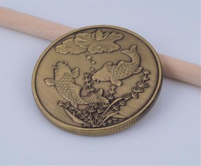 Монета сувенирная, знак зодиака "Рыбы" (цвет - золото). Диаметр монеты 4,00 см.,. . фото 2