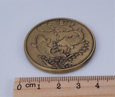 Монета сувенирная, знак зодиака "Рыбы" (цвет - золото). Диаметр монеты 4,00 см.,. . фото 3