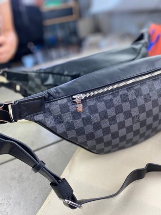 
 
 Поясная сумка Louis Vuitton Discovery из канвы Damier Graphite 
Цвет : серый. . фото 4