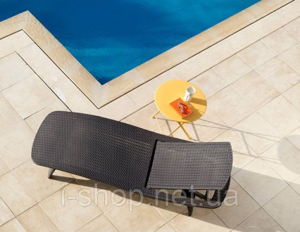 Пластиковый шезлонг Keter Pacific в благородном коричневом оттенке с имитацией р. . фото 3