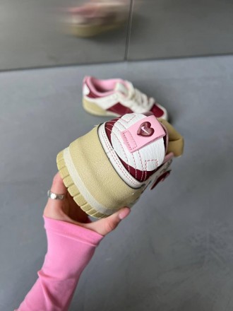 Кроссовки женские белые Nike Dunk Low Disrupt 2 Valentines Day
Женские кроссовки. . фото 6