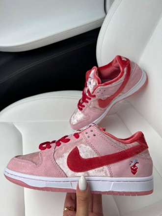 Кроссовки женские розовые Nike SB Dunk Low Strangelove
Женские низкие кроссовки . . фото 6