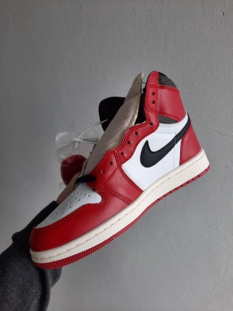 Кроссовки мужские красные Jordan 1 High Red Black White
Баскетбольные мужские кр. . фото 3