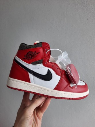 Кроссовки мужские красные Jordan 1 High Red Black White
Баскетбольные мужские кр. . фото 2