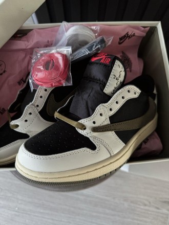 Кроссовки женские черно-белые Jordan 1 Retro Low OG SP Travis Scott Olive
Потряс. . фото 10