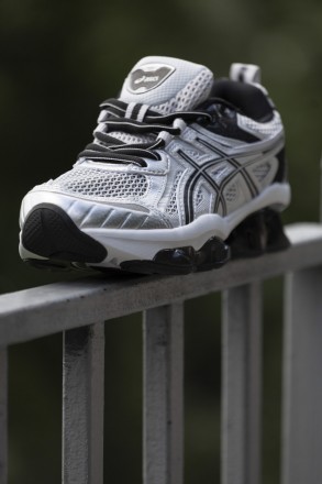 Кроссовки женские серые Asics Gel-Quantum Kinetic Silver Black
Женские кроссовки. . фото 4