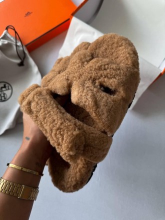 Тапочки женские коричневые Hermes Slippers Teddy Brown
Познакомьтесь с женскими . . фото 10