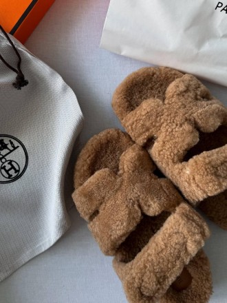 Тапочки женские коричневые Hermes Slippers Teddy Brown
Познакомьтесь с женскими . . фото 7