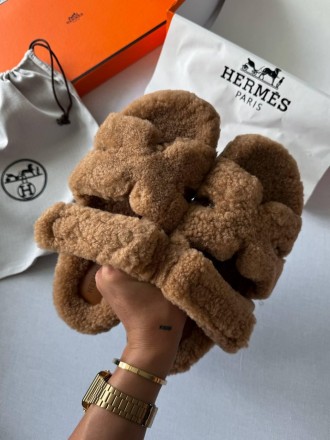 Тапочки женские коричневые Hermes Slippers Teddy Brown
Познакомьтесь с женскими . . фото 2