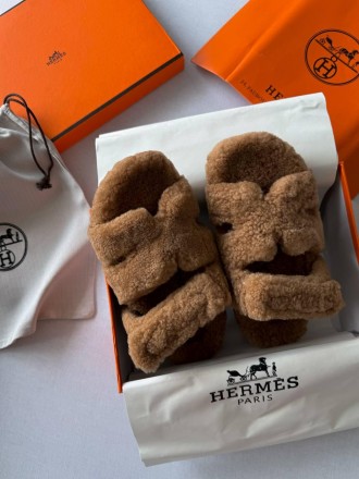 Тапочки женские коричневые Hermes Slippers Teddy Brown
Познакомьтесь с женскими . . фото 3