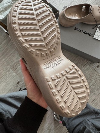 Тапочки женские бежевые Balenciaga Pool Crocs Slide Sandal in beige rubber
Оцени. . фото 3