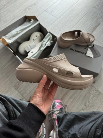 Тапочки женские бежевые Balenciaga Pool Crocs Slide Sandal in beige rubber
Оцени. . фото 2