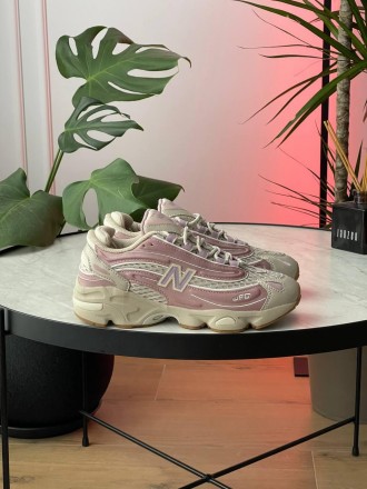 Кроссовки женские розовые Joe Freshgoods x New Balance 1000 'Pink Mink'
Погрузит. . фото 2