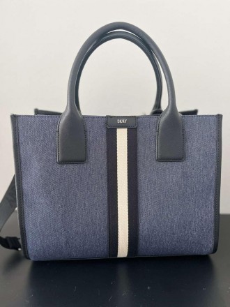 Сумка DKNY Carlita MD Book Tote Denim
Длина 25 см /Ширина 32 см.
Цвет ручки/реме. . фото 2