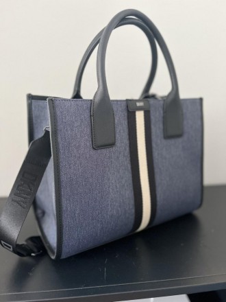 Сумка DKNY Carlita MD Book Tote Denim
Длина 25 см /Ширина 32 см.
Цвет ручки/реме. . фото 5