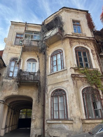 Продам унікальний старовинний триповерховий особняк у центрі Одеси. Одесса. фото 1 Продам унікальний старовинний триповерховий особняк у центрі Одеси. Одесса. фото 1