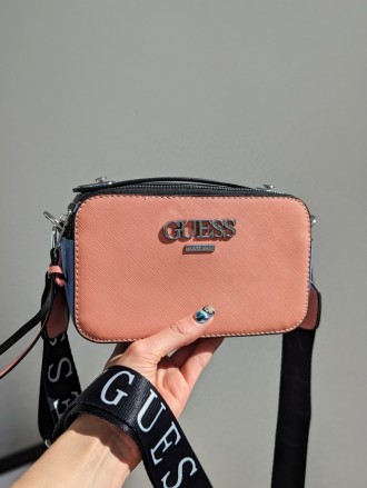 Сумочка Guess кросс-боді напис рожево-синій. Київ. фото 1 Сумочка Guess кросс-боді напис рожево-синій. Київ. фото 1