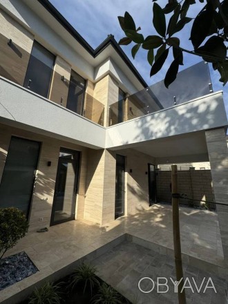 В продаже новый современный дом с бассейном в районе 12 ст. Б. Фонтана.