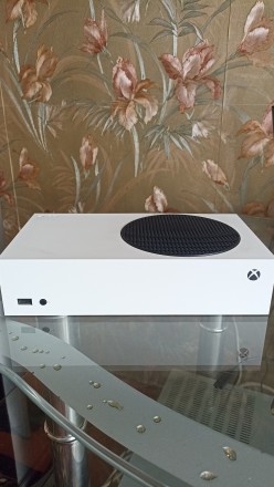 Продам приставку Xbox series s с двумя геймападами, аккаунтом и играми. Звенигородка. фото 1 Продам приставку Xbox series s с двумя геймападами, аккаунтом и играми. Звенигородка. фото 1
