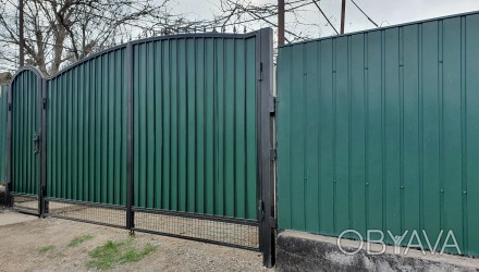 Забор, паркан з профнастилу. Ворота, хвіртка, огорожа