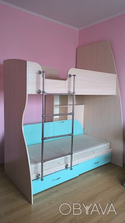 Продам двоярусне ліжко з матрацами та шафою