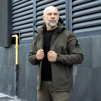 Чоловіча тактична військова куртка софтшелл зсу, армійська ветровка з капюшоном і шевроном хакі. Одеса. фото 1 Чоловіча тактична військова куртка софтшелл зсу, армійська ветровка з капюшоном і шевроном хакі. Одеса. фото 1