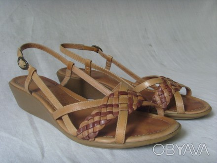 Босоніжки CLARKS. Розмір 40 (6 1/2 UK/GB). Устілка 26 см.
