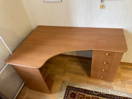 Стіл у чудовому стані. Поверхня без поскоджень. Розмір: 140х90 см.