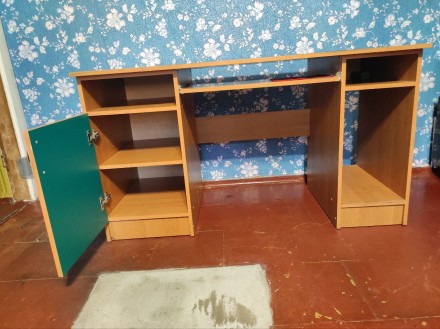 Продам стіл комп'ютерний в гарному стані. Кривой Рог. фото 1 Продам стіл комп'ютерний в гарному стані. Кривой Рог. фото 1