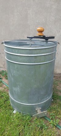 Продам медогонку 3-х рамочну. Чернигов. фото 1 Продам медогонку 3-х рамочну. Чернигов. фото 1