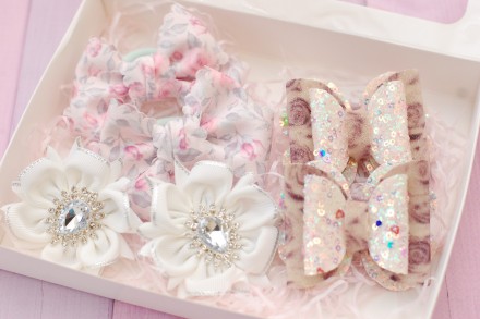 Набір бантиків і резинок для волосся дівчаткам Дитячі прикраси з паєтками стразами 844 об. Київ. фото 1