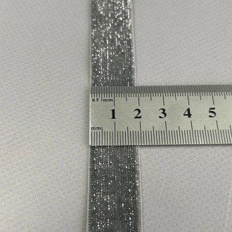 Оксамитова стрічка з люрексом срібло 2 см 46м - сірий. . фото 3 Оксамитова стрічка
Ширина 2 см
Намотування в бобіні 46 м
Колір на фото та у назв. . фото 3