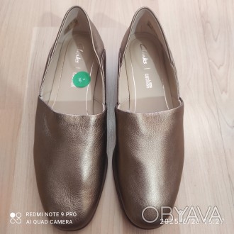 Женские туфли лоферы Clarks. Цвет - бронзовый металлик.