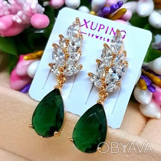 Нарядные серьги гвоздики зеленый камень Медицинское золото Xuping Размер 30 × 8 