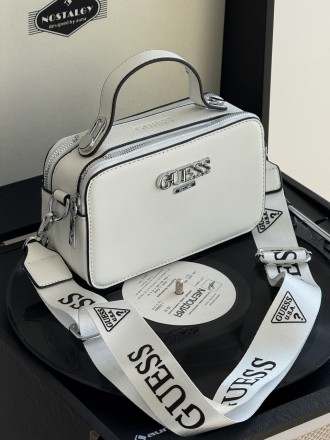 Сумочка Guess кросс-боді напис білий. Київ. фото 1 Сумочка Guess кросс-боді напис білий. Київ. фото 1