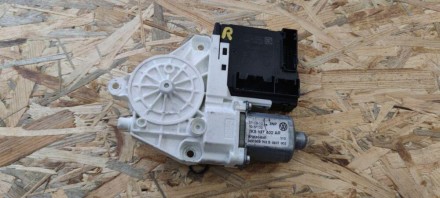 Моторчик склопідйомника передньої правої дверки 1K5837402AR, 3C0959702B VAG Фоль. Одеса. фото 1 Моторчик склопідйомника передньої правої дверки 1K5837402AR, 3C0959702B VAG Фоль. Одеса. фото 1