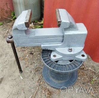 Тиски слесарные поворотные СССР