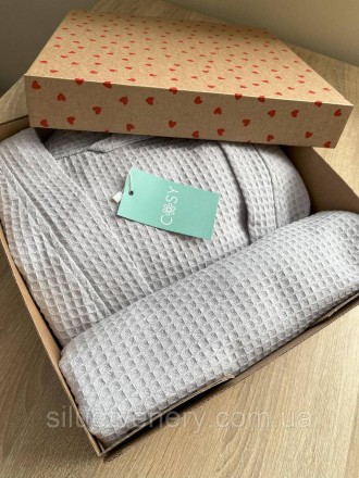 Що можна запакувати:
- халат жіночий з капюшоном
- халат+рушник. . фото 3