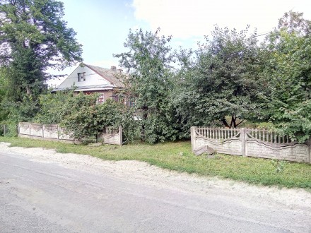 Продам частину будинку з окремим входом і загородженою територією.

с.Миколаїв. Николаев. фото 3