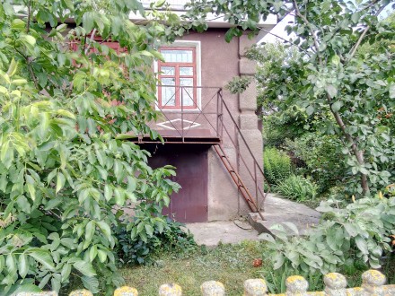 Продам частину будинку з окремим входом і загородженою територією.

с.Миколаїв. Николаев. фото 4