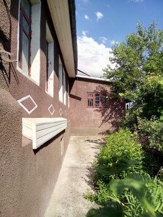 Продам частину будинку з окремим входом і загородженою територією.

с.Миколаїв. Николаев. фото 5