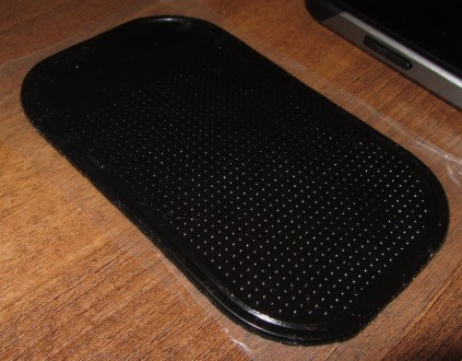 С помощью этого коврика можно зафиксировать многие небольшие предметы: телефон, . . фото 3