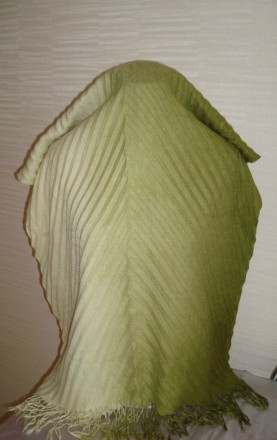 Красивый шарфик на концах бахрома, с нежным, мягким переходом оттенков зеленого . . фото 6