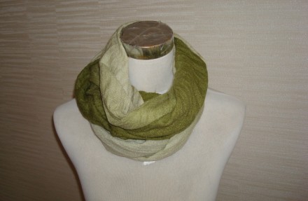 Красивый шарфик на концах бахрома, с нежным, мягким переходом оттенков зеленого . . фото 5