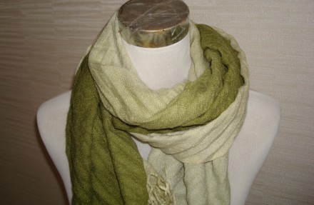 Красивый шарфик на концах бахрома, с нежным, мягким переходом оттенков зеленого . . фото 4