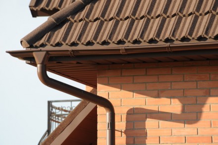 Специалисты считают, что отвод воды с поверхности крыши — одна из важнейших зада. . фото 9