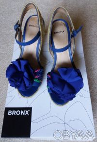 Дуже жіночні босоніжки синього кольору на платформі від виробника BRONX, У гарно. . фото 3